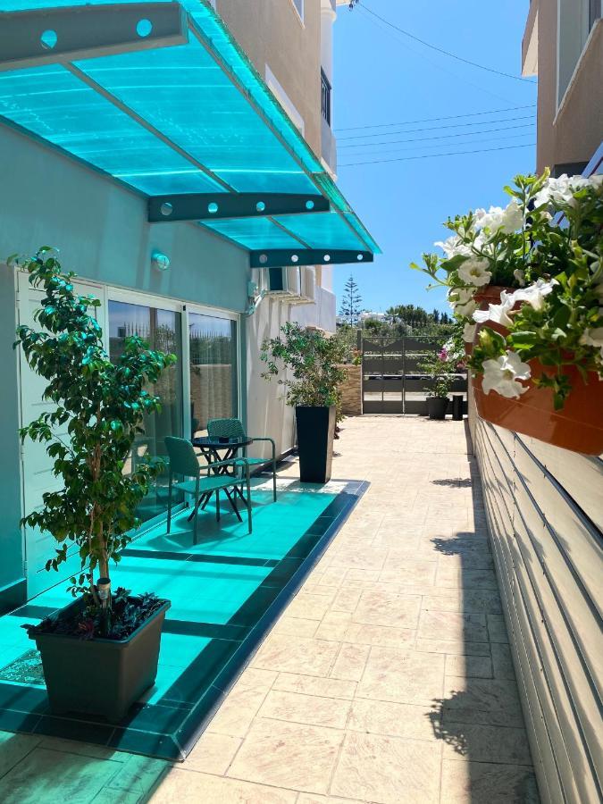 Livia'S Appartments Paphos Exterior photo